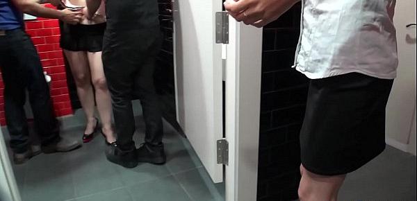  Il embarque sa femme pour un plan à 4 dans les toilettes [Full Video]